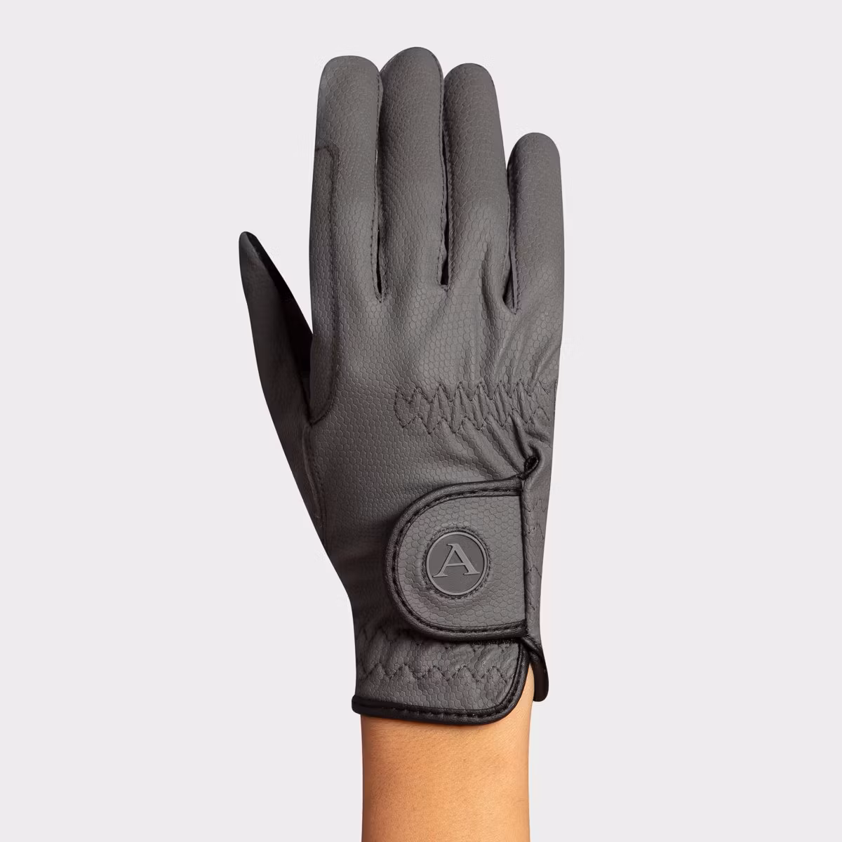 Mjuka och snygga ridhandskar i grått som ger ett starkt grepp i vått och torrt. Handskarna är gjorda i ett tåligt stretchmaterial som är justerbara vid handleden. Touch för mobilen.