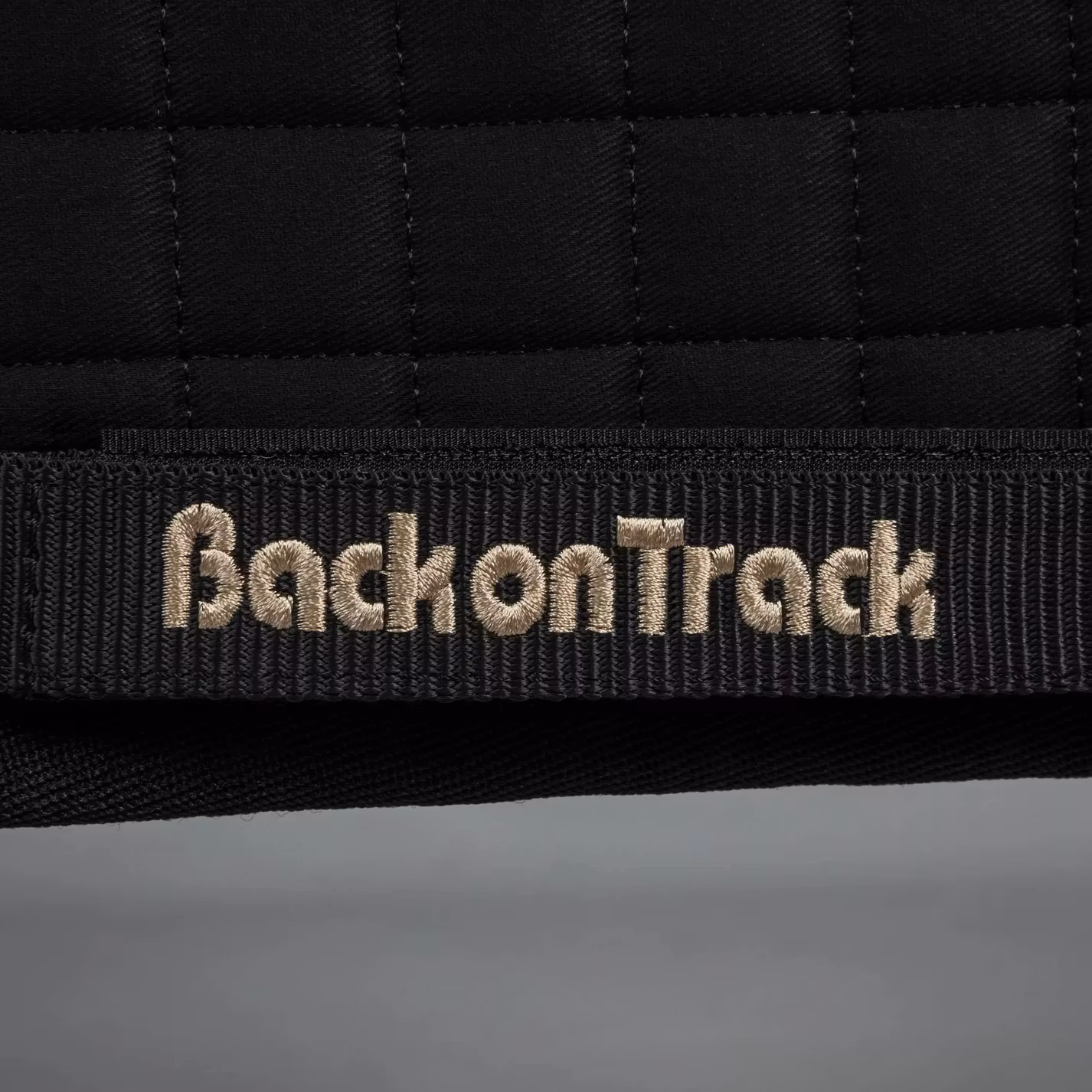 Back on Track No2 Dressyrschabrak, Svart