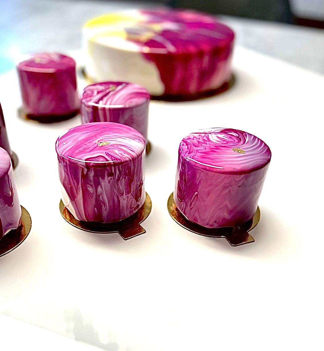 Moussebakelse med mirrorglaze
