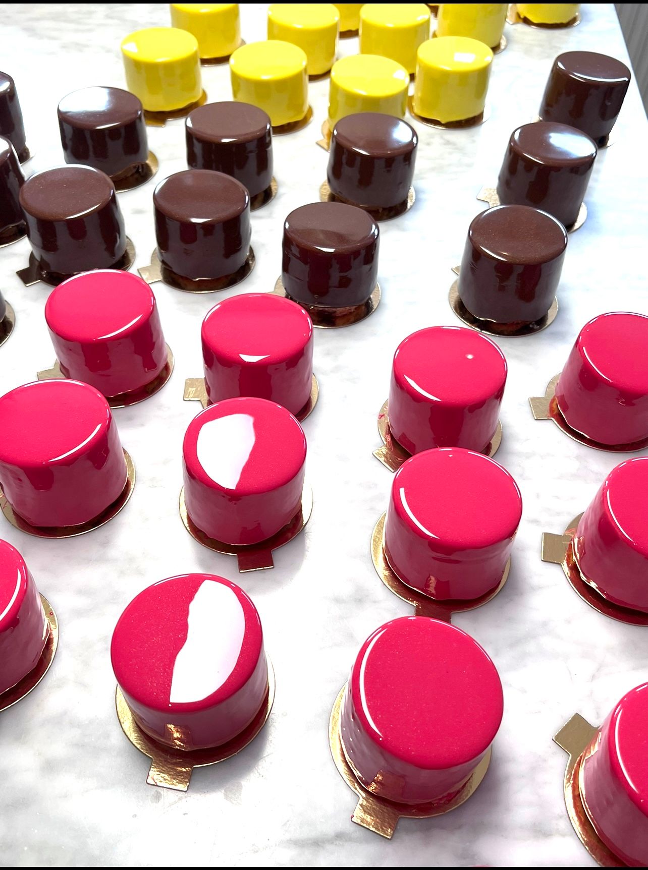 Moussebakelse med mirrorglaze