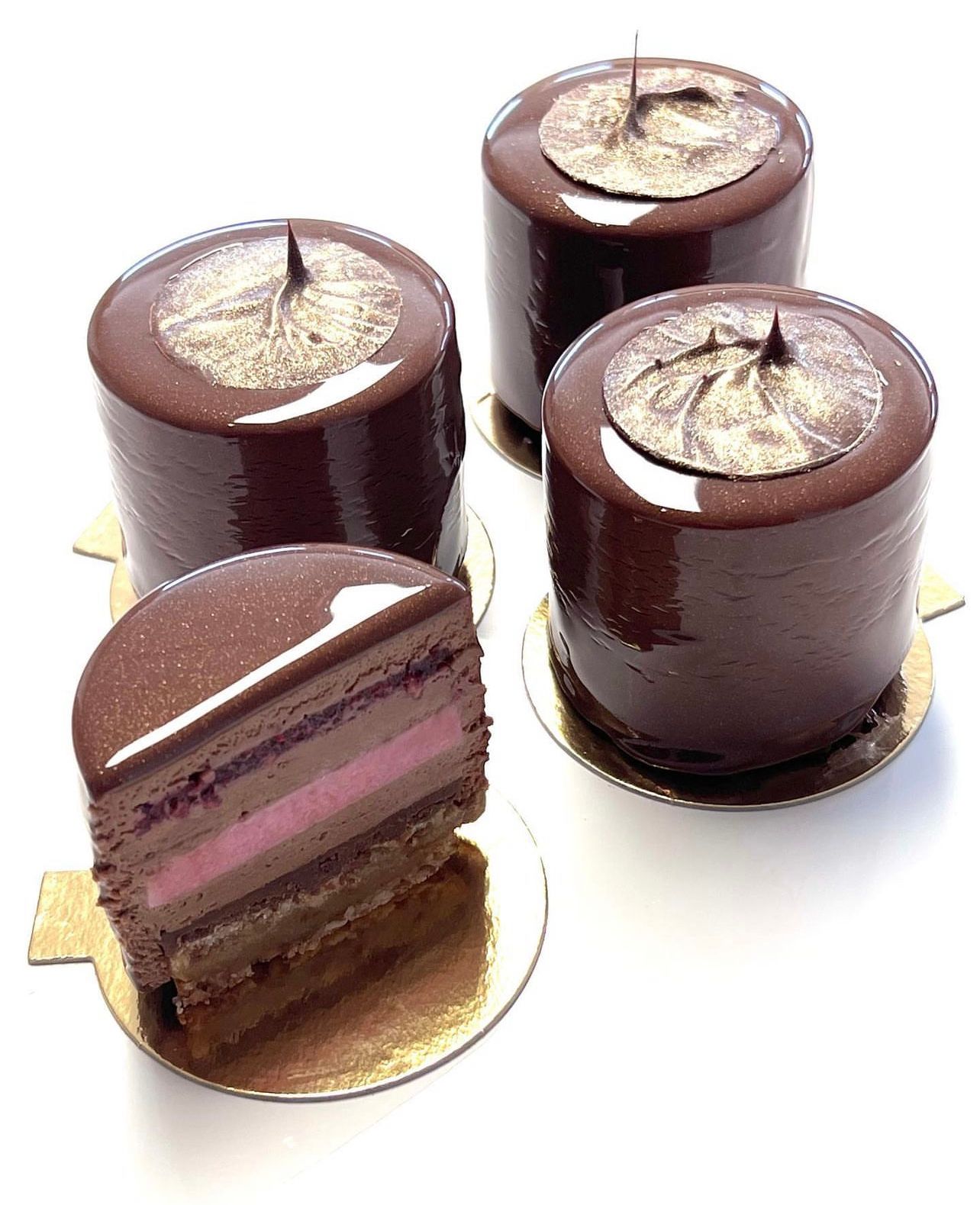 Moussebakelse med mirrorglaze