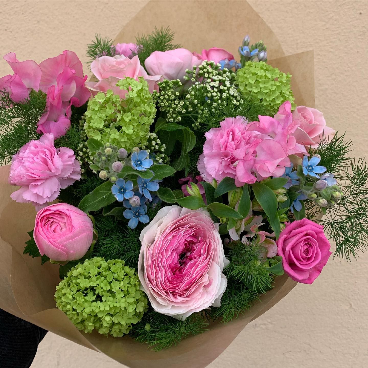 Bukett i starkt rosa med blandade vår och försommarblommor (Bilden ca 900:-)