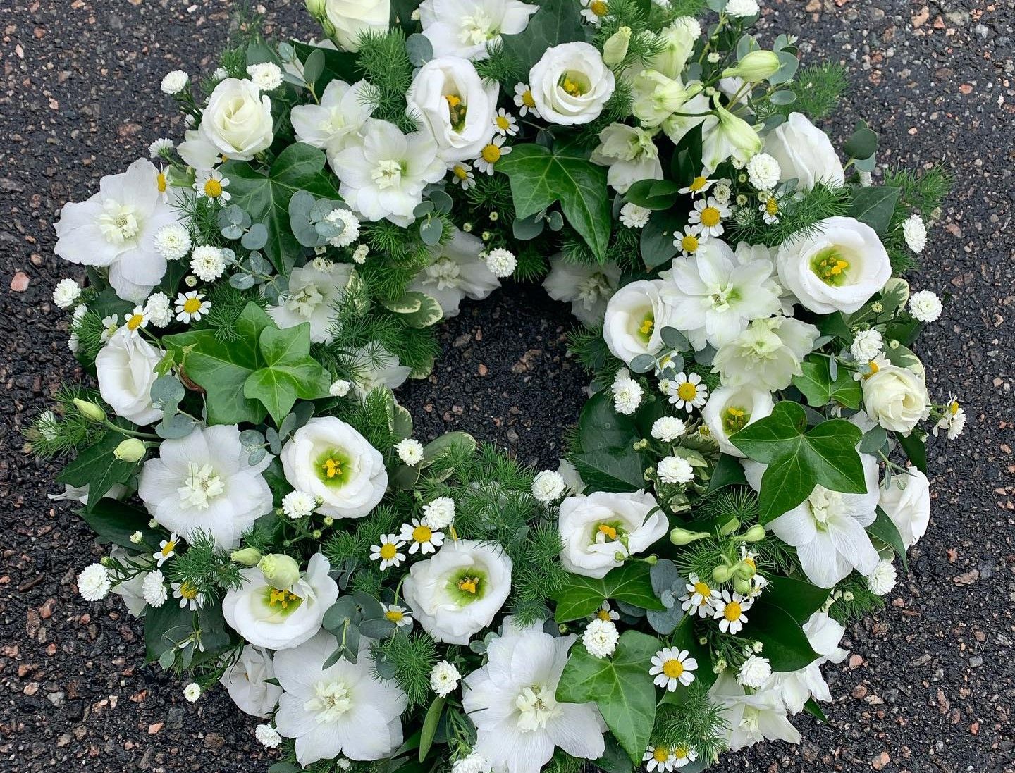 Krans med fjäderlätta luftiga och skira vita sommarblommor. (bilden 3500:-) ca 40 cm i diameter