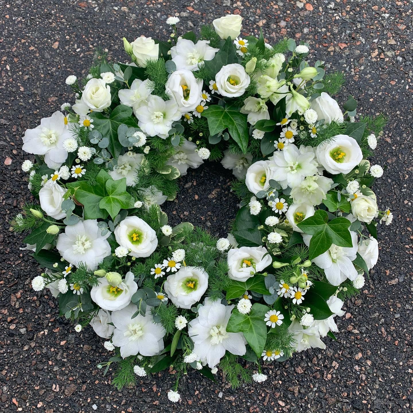 Krans med fjäderlätta luftiga och skira vita sommarblommor. (bilden 3500:-) ca 40 cm i diameter