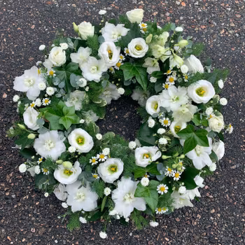 Krans med fjäderlätta luftiga och skira vita sommarblommor. (bilden 3500:- ca 40 cm i diameter)