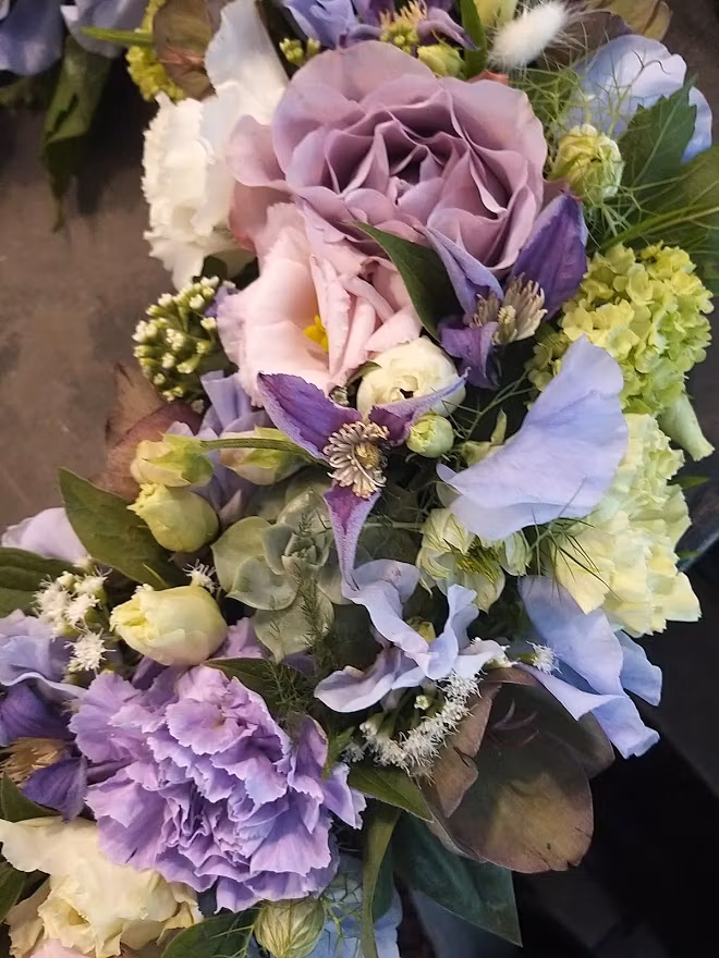 Krans med pasteller i lila och violetta toner, (bilden 3500:-) ca 40 cm i diameter