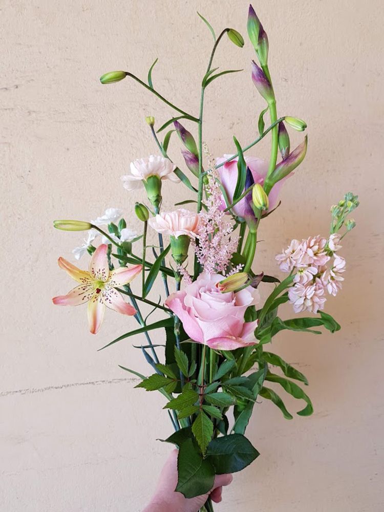 Lyxig och luftig hög bukett med ett antal mer exklusiva snittblommor (Bilden ca 625:-)