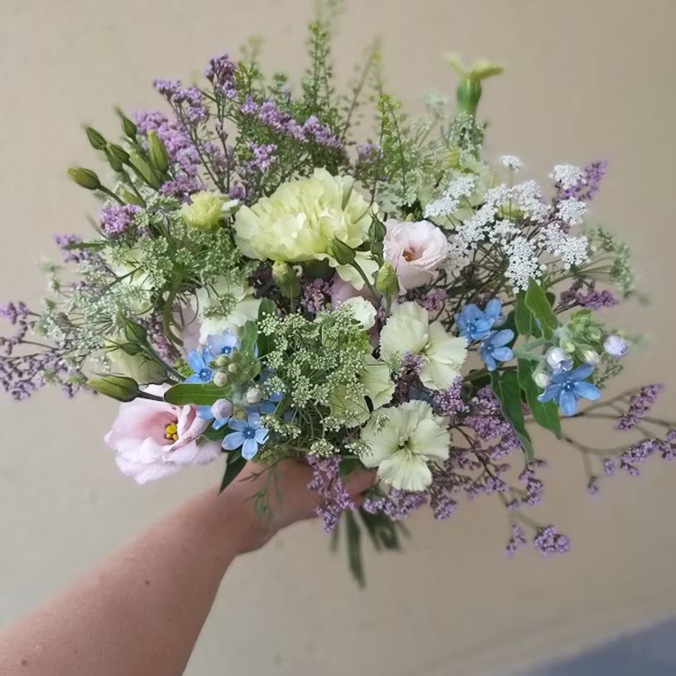 Skir sommarbukett med många olika snittblommor i ljusa pasteller (Bilden ca 500:-)