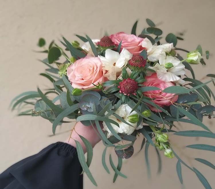 Brudbukett med korallfärgade rosor Långbladig Eucalyptus (Bilden 1800:-)
