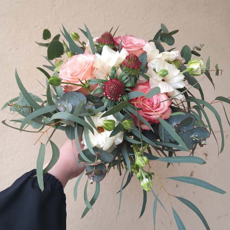 Brudbukett med korallfärgade rosor Långbladig Eucalyptus (Bilden 1800:-)