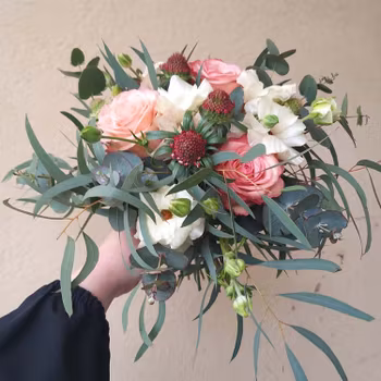 Brudbukett med korallfärgade rosor Långbladig Eucalyptus (Bilden 1800:-)