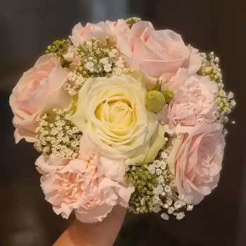 Liten prinsessbukett med rosa och vit ros, rosa Nejlikor  och Brudslöja