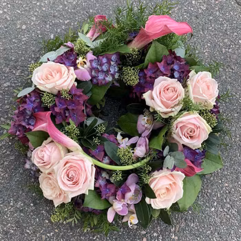 Fin liten Krans med blekrosa Rosor Callor Orkide och Hortensia. (bilden ca 3500:- ca 35 cm i diameter) Mer info nederst på sidan.
