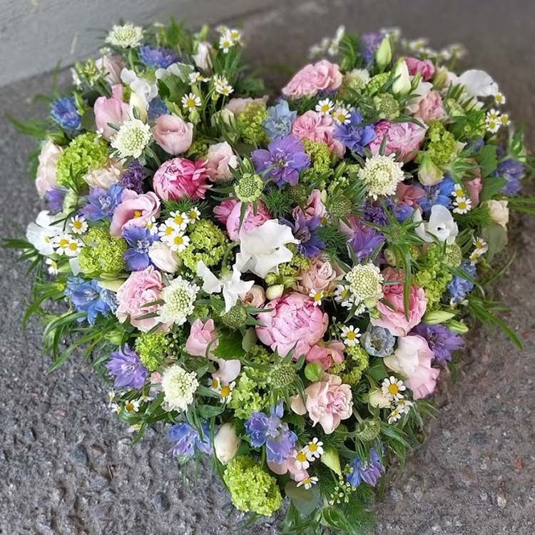 Ljuvligt somrigt hjärta i rosa vitt och blått. (bilden 3500:-) ca 40 cm i brett