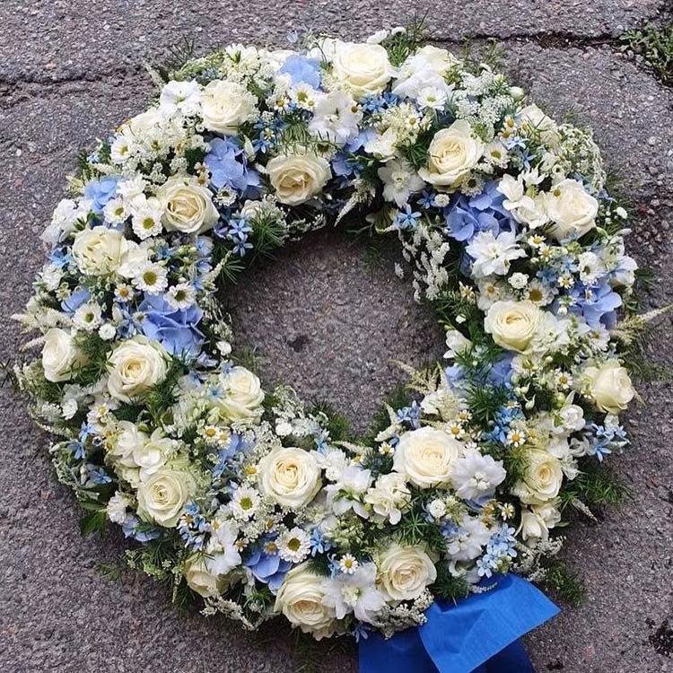 Krans i ljusblått och vitt. (bilden 6000:-) ca 60 cm i diameter