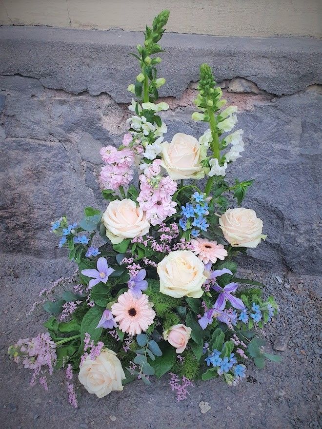 Stående dekoration: dekoration i ljusrosa, vitt, ljust lila och blått (På bilden 1500:-)