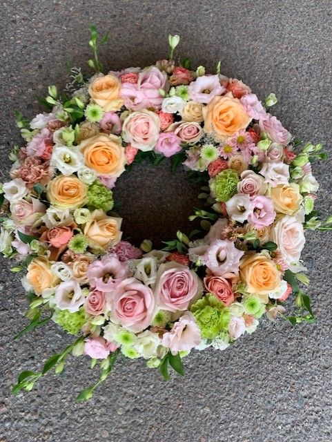 Krans i aprikos/rosa toner. (Bilden ca 4000:-) 50 cm i diameter