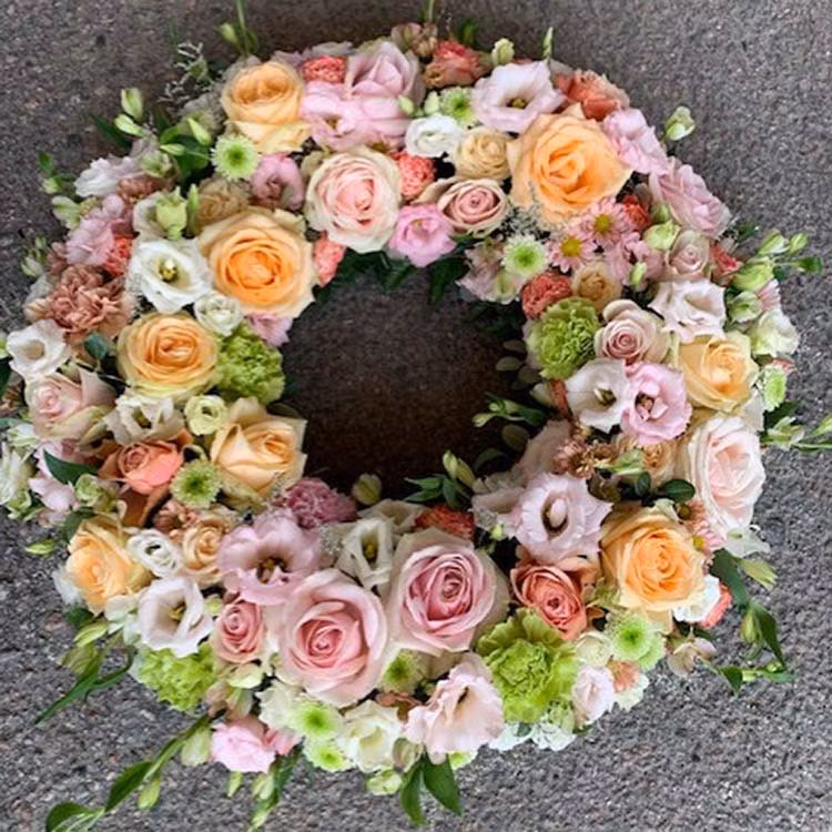 Krans i aprikos/rosa toner. (Bilden ca 5000:-) 50 cm i diameter