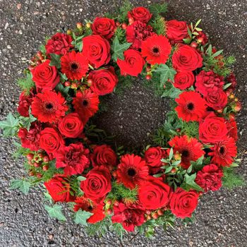 Krans med olika röda blommor, rosor mm. (Bilden 3500:-) ca 40 cm. Se mer info längst ner på sidan.