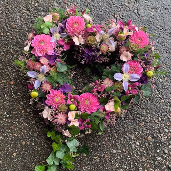Litet öppet hjärta i rosa och lila toner. (bilden ca 2500:-) ca 30 cm brett