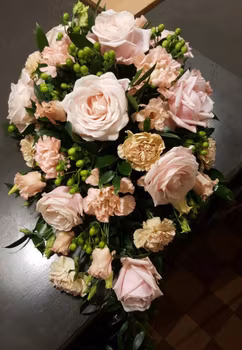 Liggande dekoration i mjuka rosa och aprikosa toner (bilden ca 1500:-)