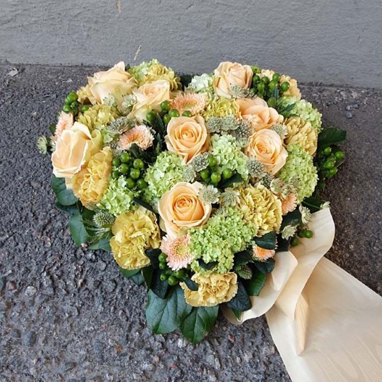 Sött bulligt hjärta i olika gulorangea toner. (bilden 2000:-) ca 27 cm bred