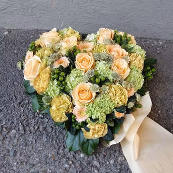 Sött bulligt hjärta i olika gulorangea toner. (bilden 2500:-) ca 30 cm bred