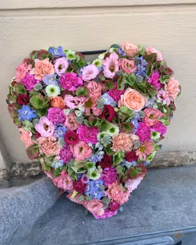 Heltäckt hjärta i rosa cerise ljusblått. (bilden 3500:-) ca 40 cm brett