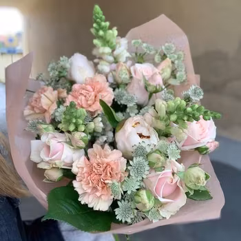 Ljuvlig bukett i blekt rosa och aprikos (Bilden ca. 950:-)
