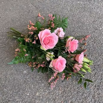 Söt mindre begravnings bukett i rosa toner (bilden ca 500:-)