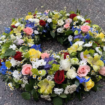 Krans Rönnerdal med midsommarkänsla. (bilden 6000:-) ca 60 cm i diameter