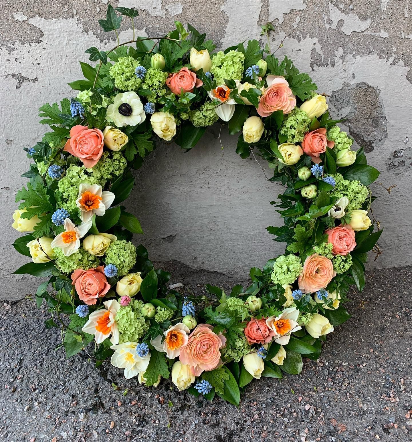 Färgglad vårkrans med Pingstliljor Tulpaner rosor mm (bilden 5000:-) ca 60 cm i diameter