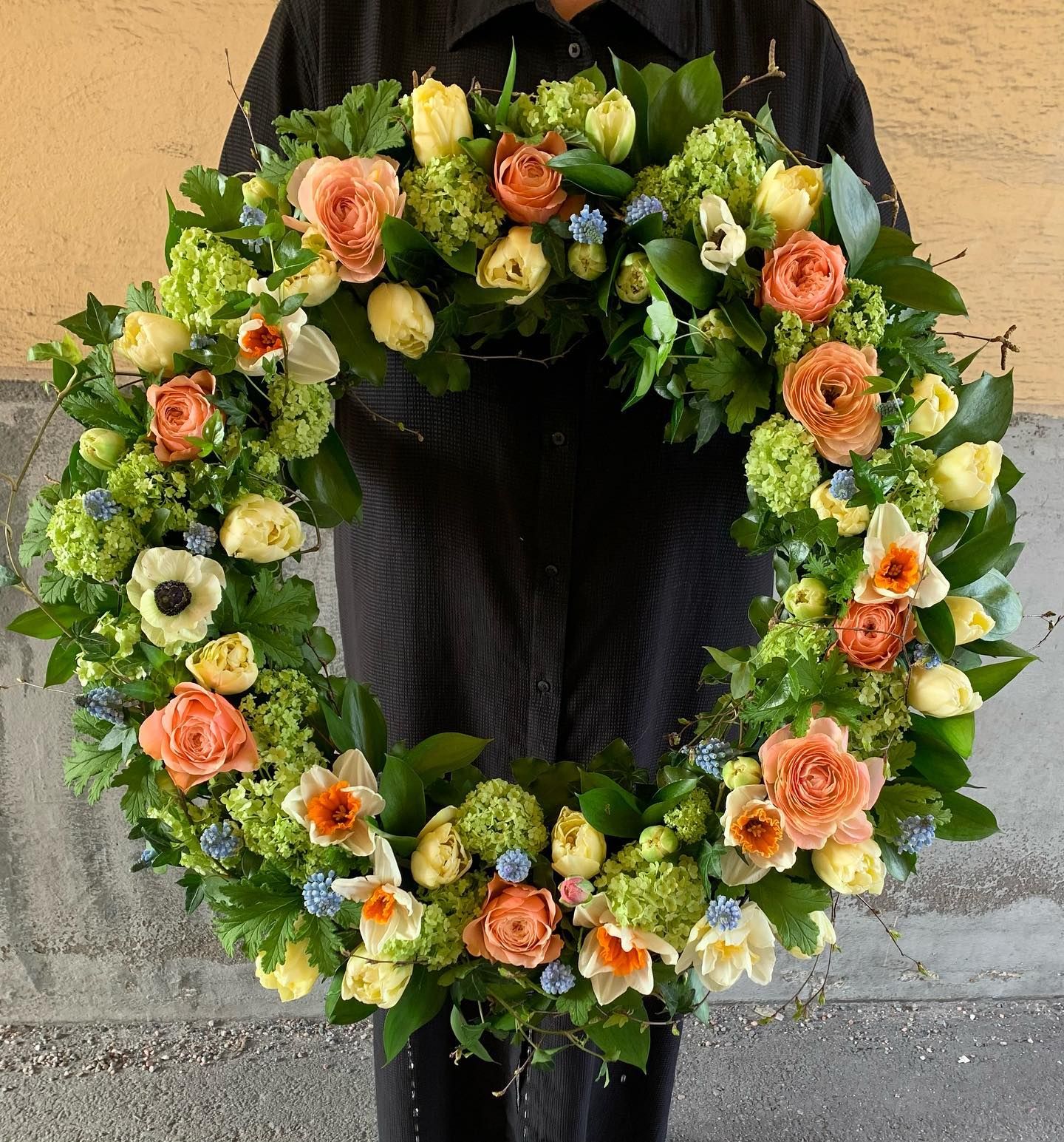 Färgglad vårkrans med Pingstliljor Tulpaner rosor mm (bilden 5000:-) ca 60 cm i diameter