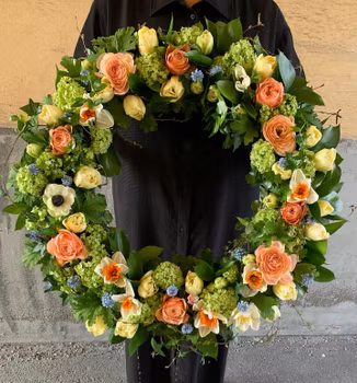 Färgglad vårkrans med Pingstliljor Tulpaner rosor mm (bilden 6000:-) ca 60 cm i diameter