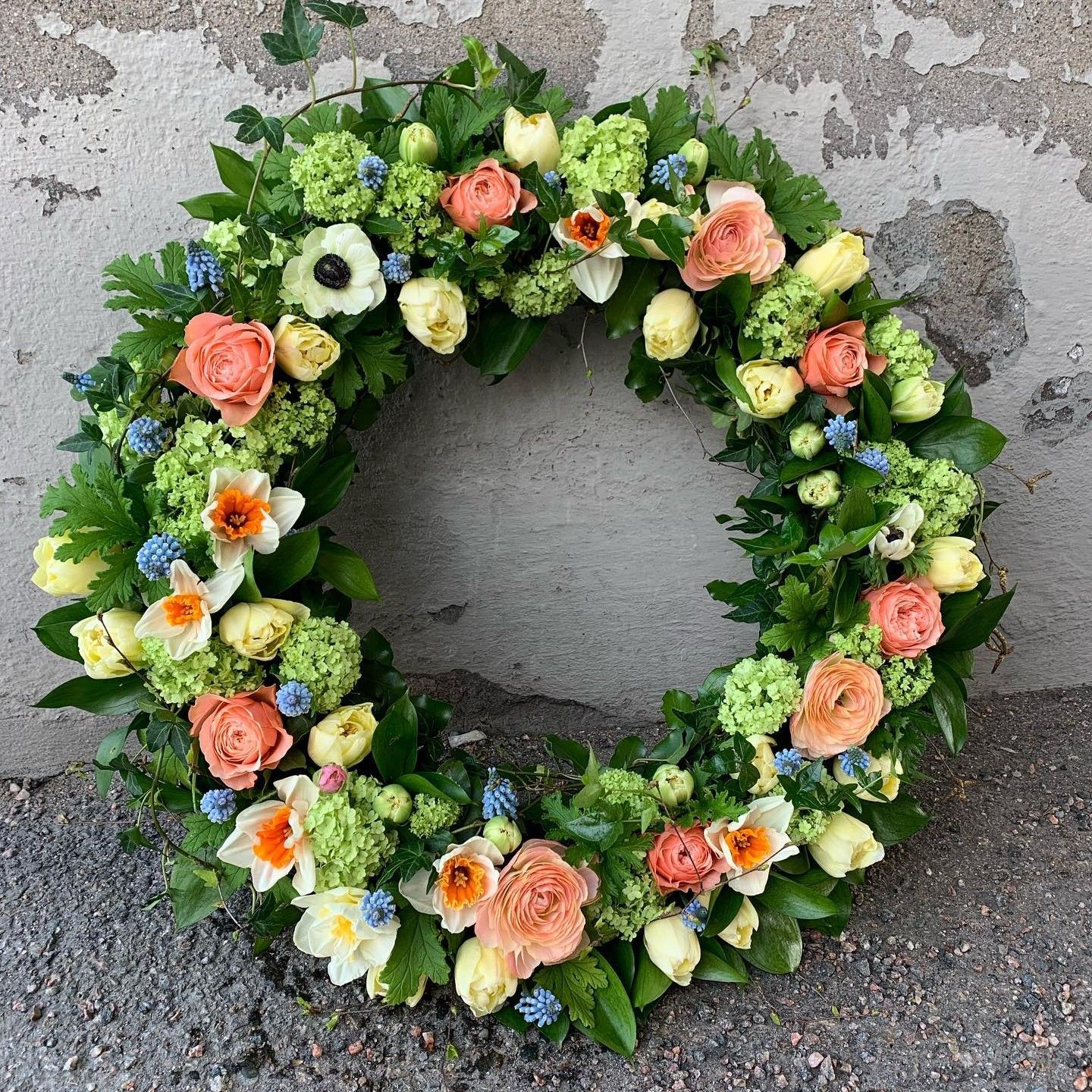 Färgglad vårkrans med Pingstliljor Tulpaner rosor mm (bilden 5000:-) ca 60 cm i diameter