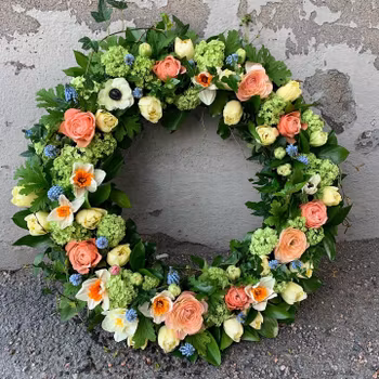 Färgglad vårkrans med Pingstliljor Tulpaner rosor mm (bilden 6000:-) ca 60 cm i diameter