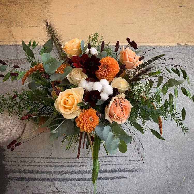 Stor härlig Brudbukett i brun orangea toner. (Bilden 2500:-)
