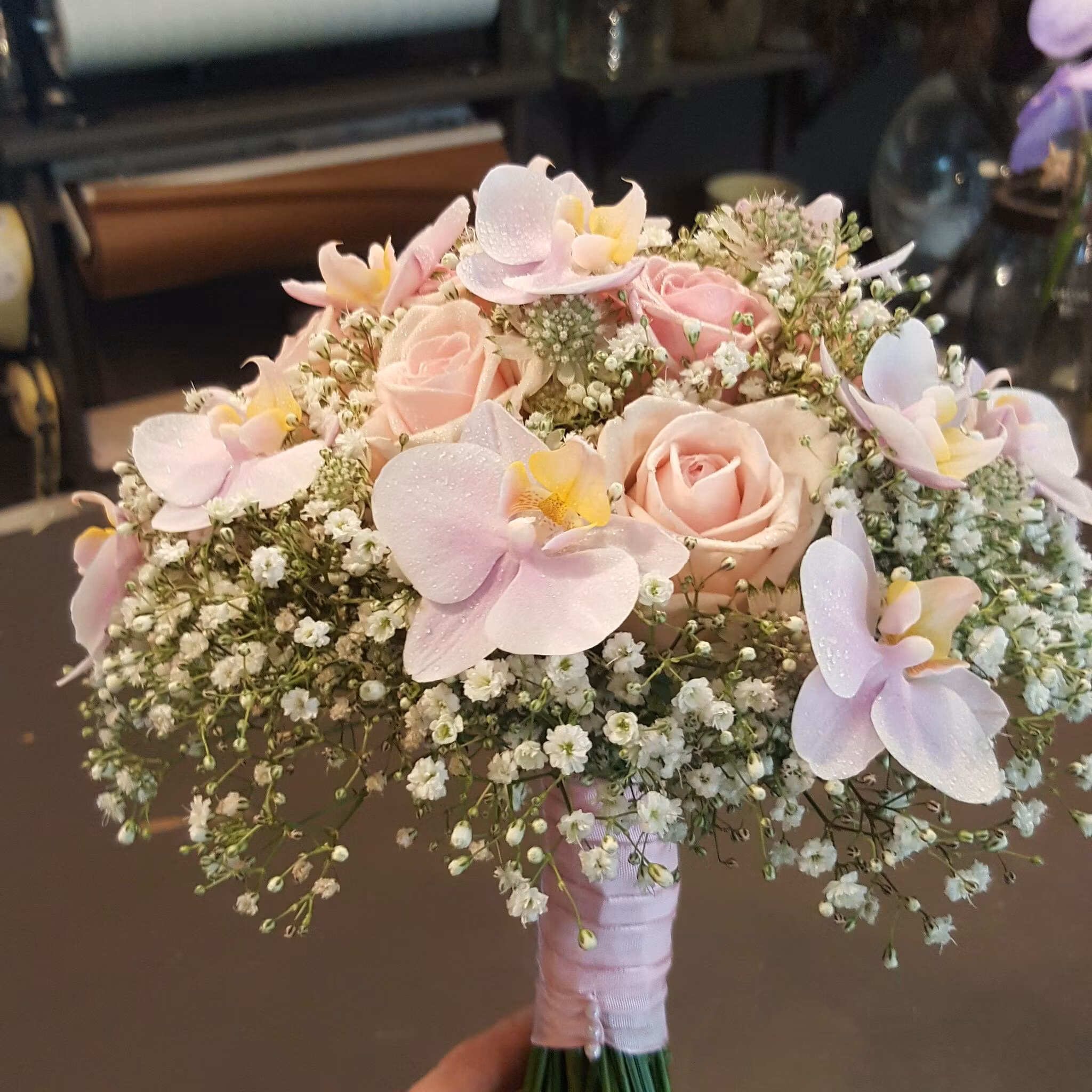 Drömmig brudbukett med Brudslöja rosa Rosor och småblommig Brudorkide. (Bilden 2500:-)
