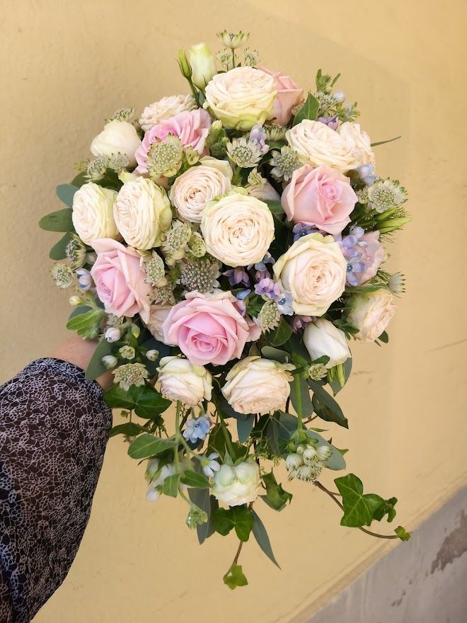 Droppformad brudbukett i rosa ljusblått och vitt (Bilden 2500:-)