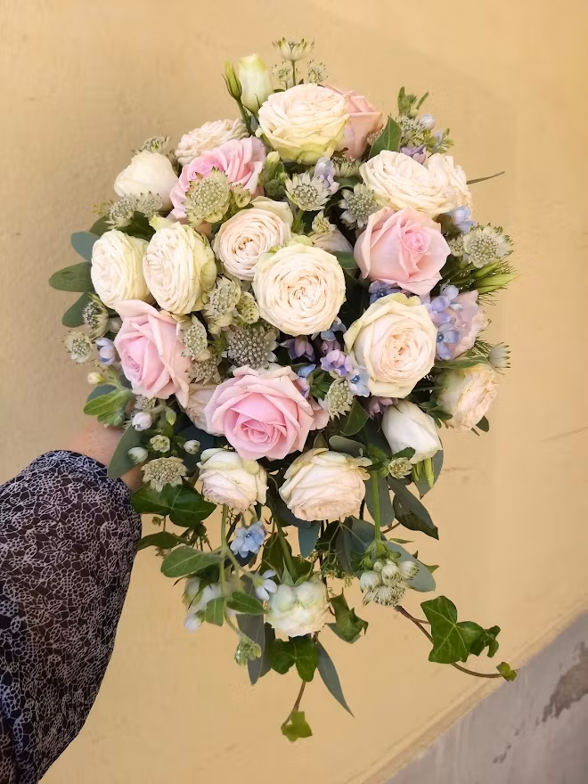 Droppformad brudbukett i rosa ljusblått och vitt (Bilden 2500:-)