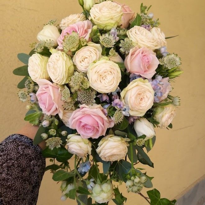 Droppformad brudbukett i rosa ljusblått och vitt (Bilden 2500:-)