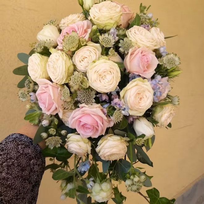 Droppformad brudbukett i rosa ljusblått och vitt (Bilden 2500:-)