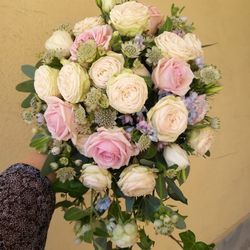 Droppformad brudbukett i rosa ljusblått och vitt (Bilden 2500:-)