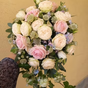 Droppformad brudbukett i rosa ljusblått och vitt (Bilden 2500:-)
