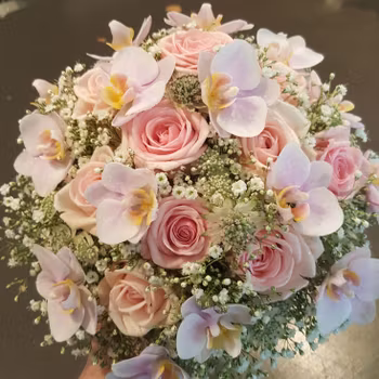 Drömmig brudbukett med Brudslöja rosa Rosor och småblommig Brudorkide. (Bilden 2500:-)
