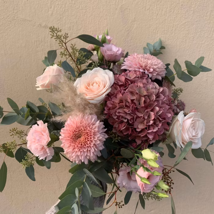 Härlig rosa höstbukett med Hortensia och Krysantemum (Första bilden 1250:-) Se mer info längst ner på sidan.