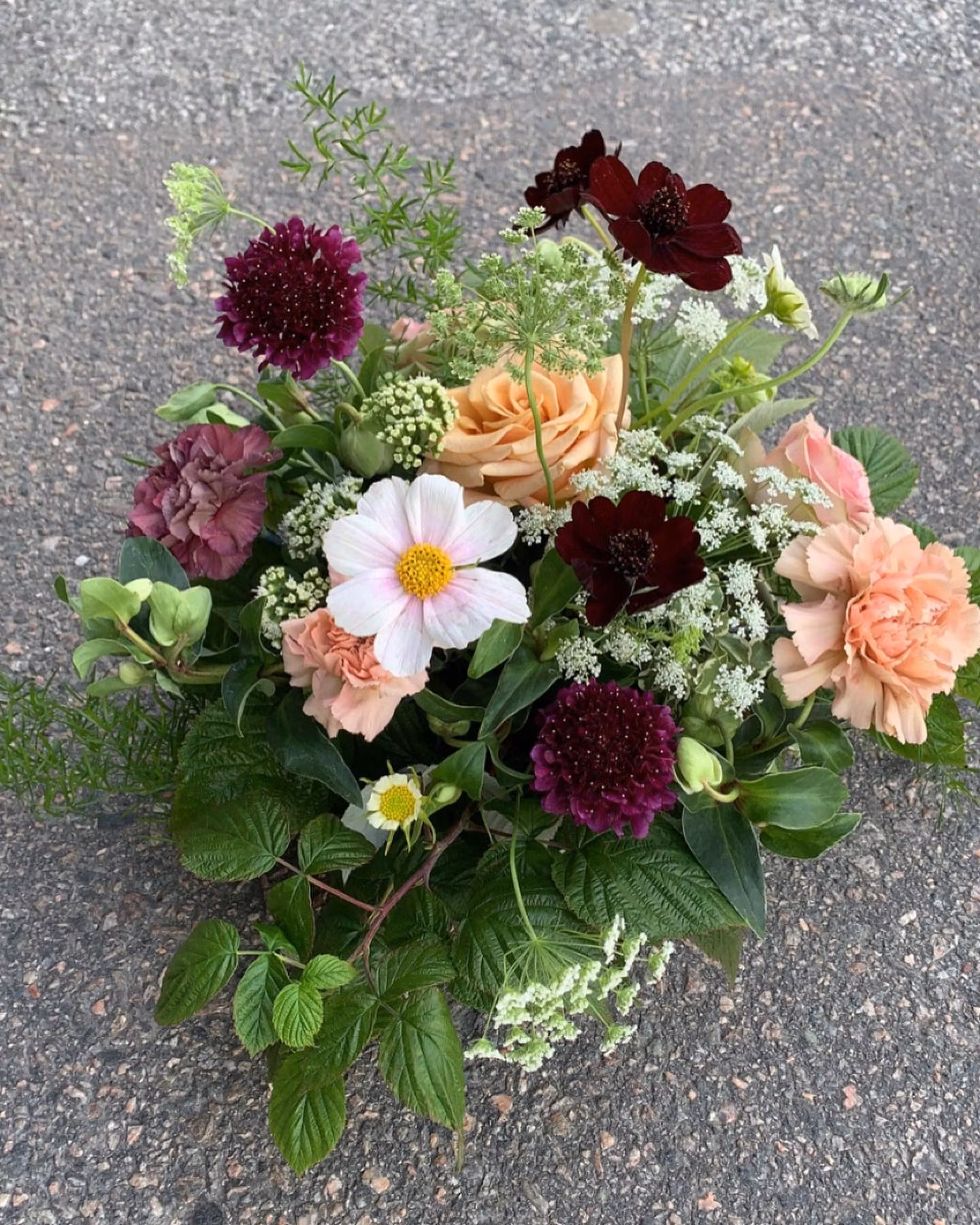 EKO Liggande Dekoration. Prisvärt miljövänligt och mest blommor för pengarna! Se mer info längst ner på sidan.