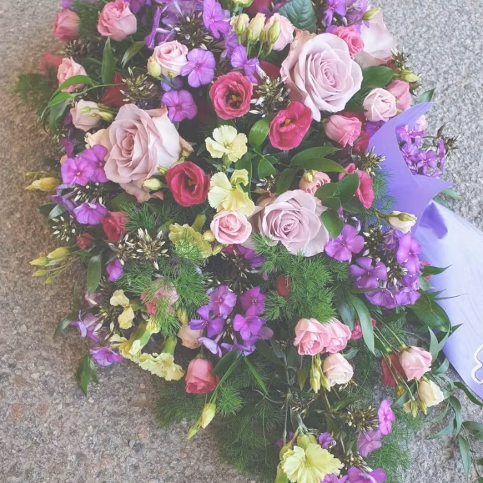 EKO Liggande Dekoration. Prisvärt miljövänligt och mest blommor för pengarna! Se mer info längst ner på sidan.