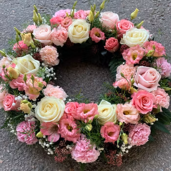 Krans i rosa toner. (Bilden 3500:-) ca 40 cm i diameter