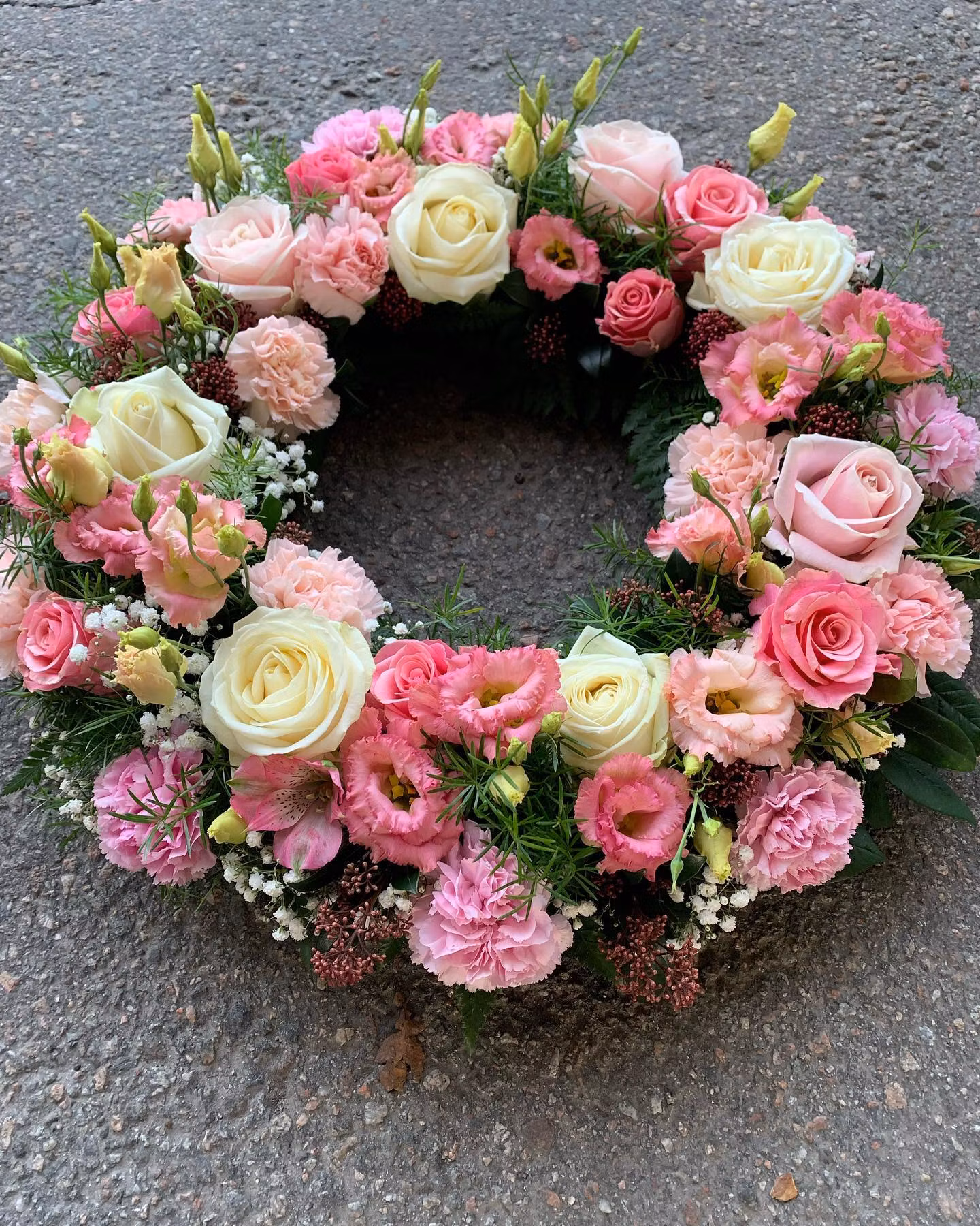 Krans i rosa toner. (Bilden 3500:-) ca 40 cm i diameter